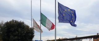 Copertina di Taranto, marcia in ricordo di bimbi morti. Arcelor: “Con voi, bandiere a mezz’asta”. Rabbia in Rete: “Ridicoli, spegnete tutto”