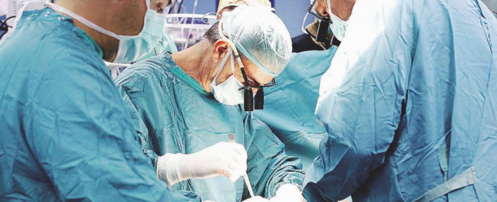 L’operazione “vietata” - Medici in sala operatoria. Pochi camici bianchi considerano la chirurgia come un contraccettivo. I più lavorano in cliniche private. Alcuni praticano fino a dieci vasectomie al mese. - Fare sesso ma senza figli: sterili per via chirurgica