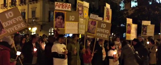 Copertina di Taranto, corteo silenzioso per ricordare i morti per inquinamento. Cartelli sulle foto dei bambini: “Io dovevo vivere”