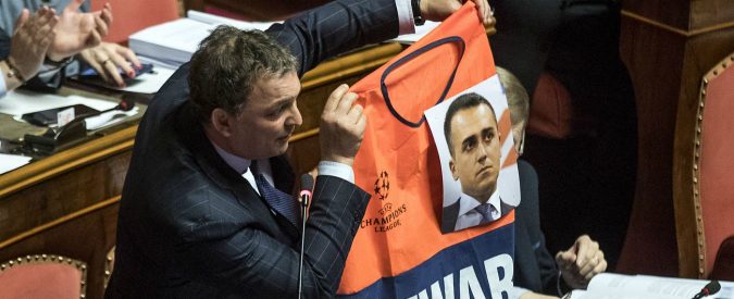 Decretone, il senatore Fi mostra gilet da steward con la foto di Di Maio. Il vicepremier M5s: “Io almeno ho lavorato”