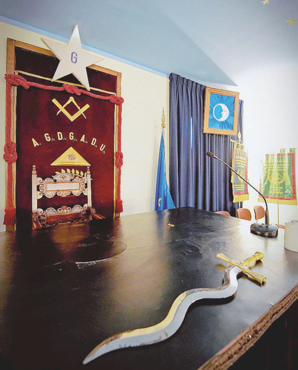 Nata la prima loggia WhatsApp. Ed è subito processo massonico