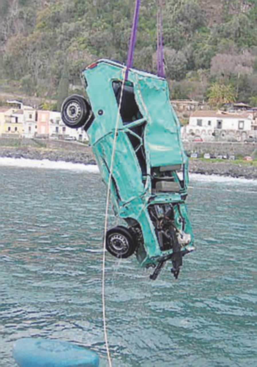 Travolti da un’onda, ritrovati due dei tre corpi scomparsi