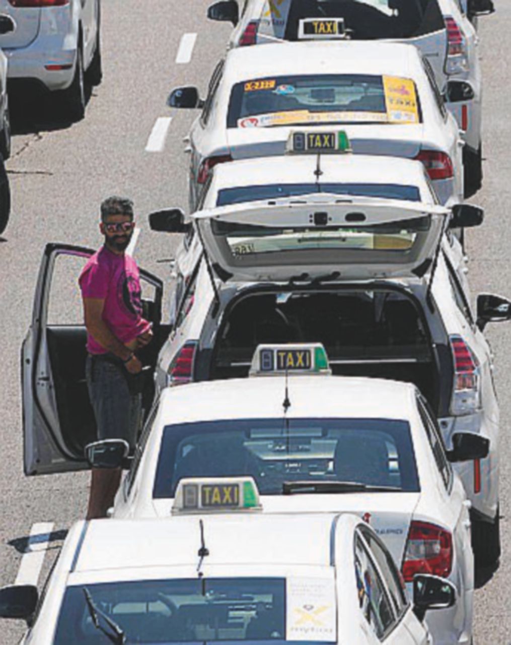 Copertina di Altro che destra, i taxi svoltano a sinistra