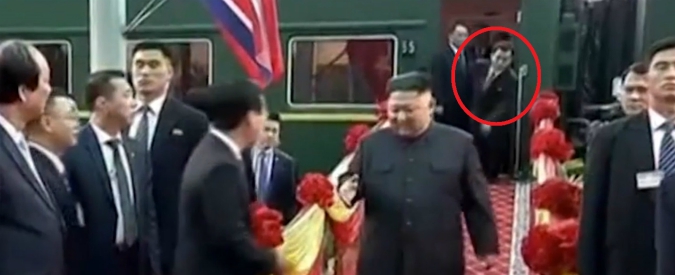 Copertina di Kim Jong-un scende dal treno ma il protocollo di sicurezza salta: il panico della guardia del corpo che reagisce così