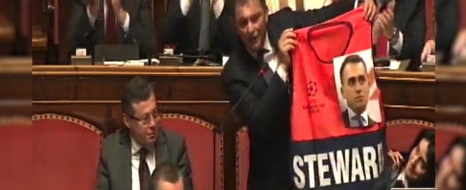 Copertina di Il senatore di Forza Italia provoca M5s: “Gilet da ‘steward’ per Di Maio”. E Casellati: “Non siamo allo stadio”. Bagarre in Aula