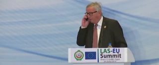 Copertina di Squilla il telefono durante la conferenza stampa, Juncker: “E’ mia moglie, la solita sospettosa”