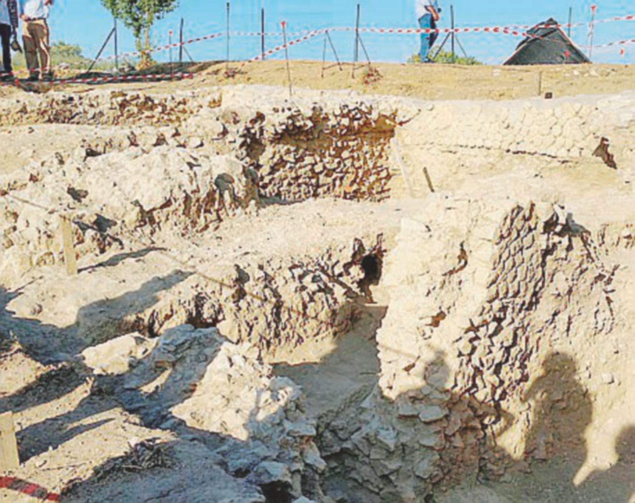 Gli scavi della villa nel Ternano - Ansa Nuovi scavi intorno alla tomba del “bambino vampiro” (dove anche Attila dovette fermarsi)