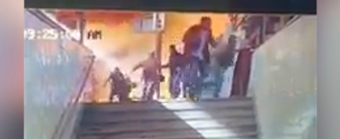 Copertina di Il Cairo, treno si schianta contro muro della stazione ed esplode: 25 morti e decine di feriti. Il video dell’incidente