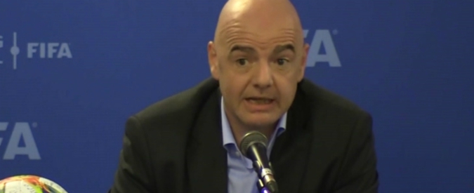 Copertina di Mondiali 2022, la battuta di Infantino (Fifa): “In Qatar 48 squadre, così partecipa anche l’Italia…”