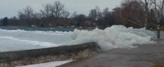 Copertina di Lo “tsunami” di ghiaccio si riversa fuori dal lago e invade le strade: le immagini impressionanti riprese da un passante