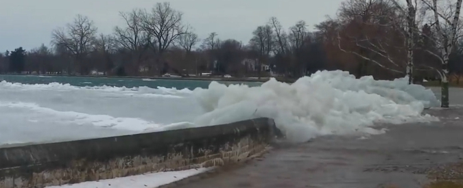 Copertina di Lo “tsunami” di ghiaccio si riversa fuori dal lago e invade le strade: le immagini impressionanti riprese da un passante