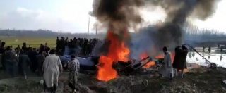 Copertina di Kashmir, Pakistan: “Abbattuti due jet di New Delhi”. India: “No, uno solo”. Cina, Ue e Usa: “Evitare azioni militari”