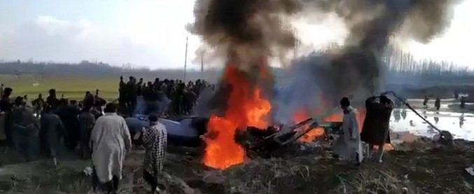 Copertina di Kashmir, Pakistan: “Abbattuti due jet di New Delhi”. India: “No, uno solo”. Cina, Ue e Usa: “Evitare azioni militari”