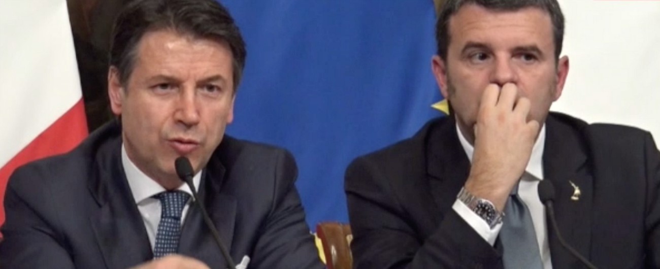 Copertina di Conti pubblici, Conte: “Ue? Sottovaluta l’impatto delle nostre misure. Convinti della ricetta che proponiamo”