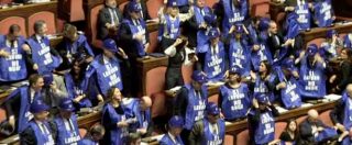 Copertina di Decretone, Forza Italia protesta nell’Aula del Senato con gilet azzurri. Bernini: “Sì lavoro, sì Tav, no alle bugie”