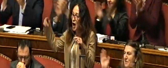 Copertina di Decretone, bagarre in Aula durante l’intervento di Taverna: urla e cori dal Pd. E la senatrice cita Madre Teresa di Calcutta