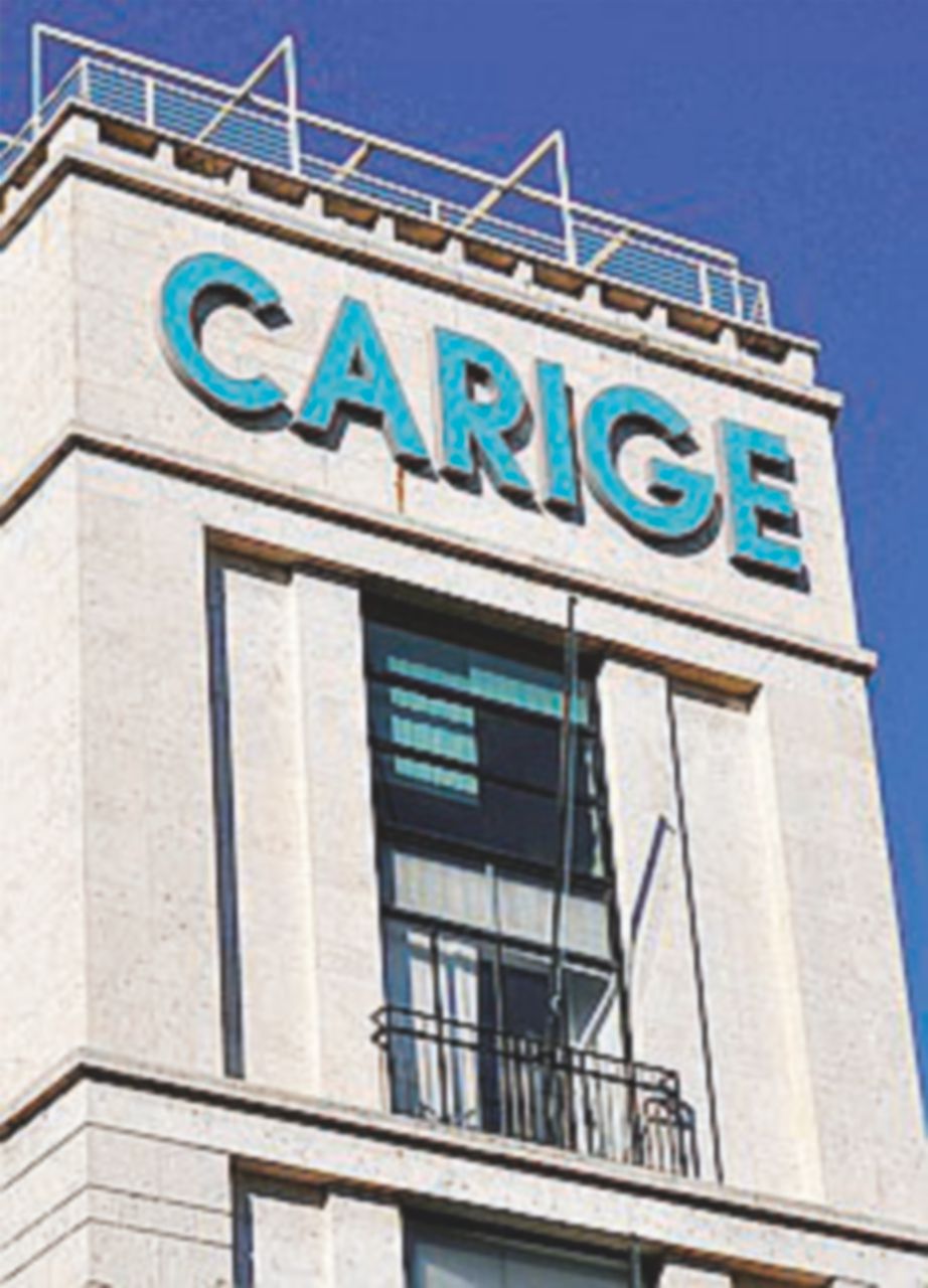 Copertina di Carige, per salvarla servono  630 milioni. Tagliati mille posti di lavoro e 100 sportelli