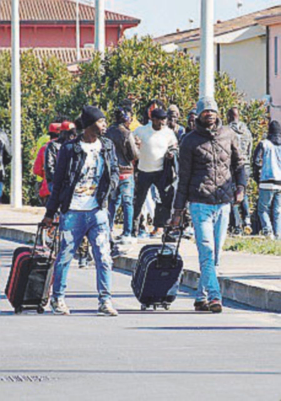 Copertina di Cara di Mineo, continua lo sgombero: via altri 50 immigrati