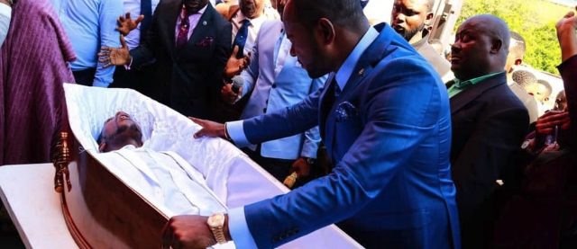 Pastore sostiene di resuscitare i morti, denunciato da pompe funebri: il video di un suo “miracolo” tra la folla festante
