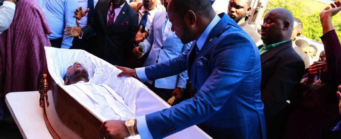 Copertina di Pastore sostiene di resuscitare i morti, denunciato da pompe funebri: il video di un suo “miracolo” tra la folla festante