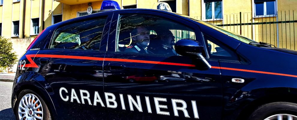 Milano, 50enne ritrovata morta in casa con ferite da arma da taglio. Aperte sia ipotesi omicidio che suicidio