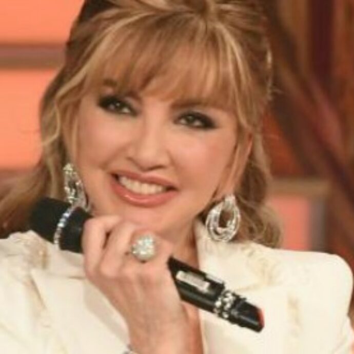 “Oggi purtroppo abbiamo avuto un altro infortunio durante gli allenamenti”: Milly Carlucci parla dell’incidente capitato a Carlo Aloia. E non scioglie i dubbi su Francesca Fialdini