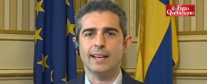 Copertina di Pizzarotti: “M5s è morto. Molti vecchi elettori non ci sono più e non votano, quelli di oggi prendono tutto per buono”