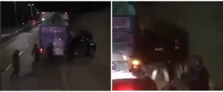 Copertina di Fiorentina-Atalanta, blitz polizia su bus ultrà bergamaschi: scambio di accuse. Autista: ‘Agenti picchiavano chi era a tiro’