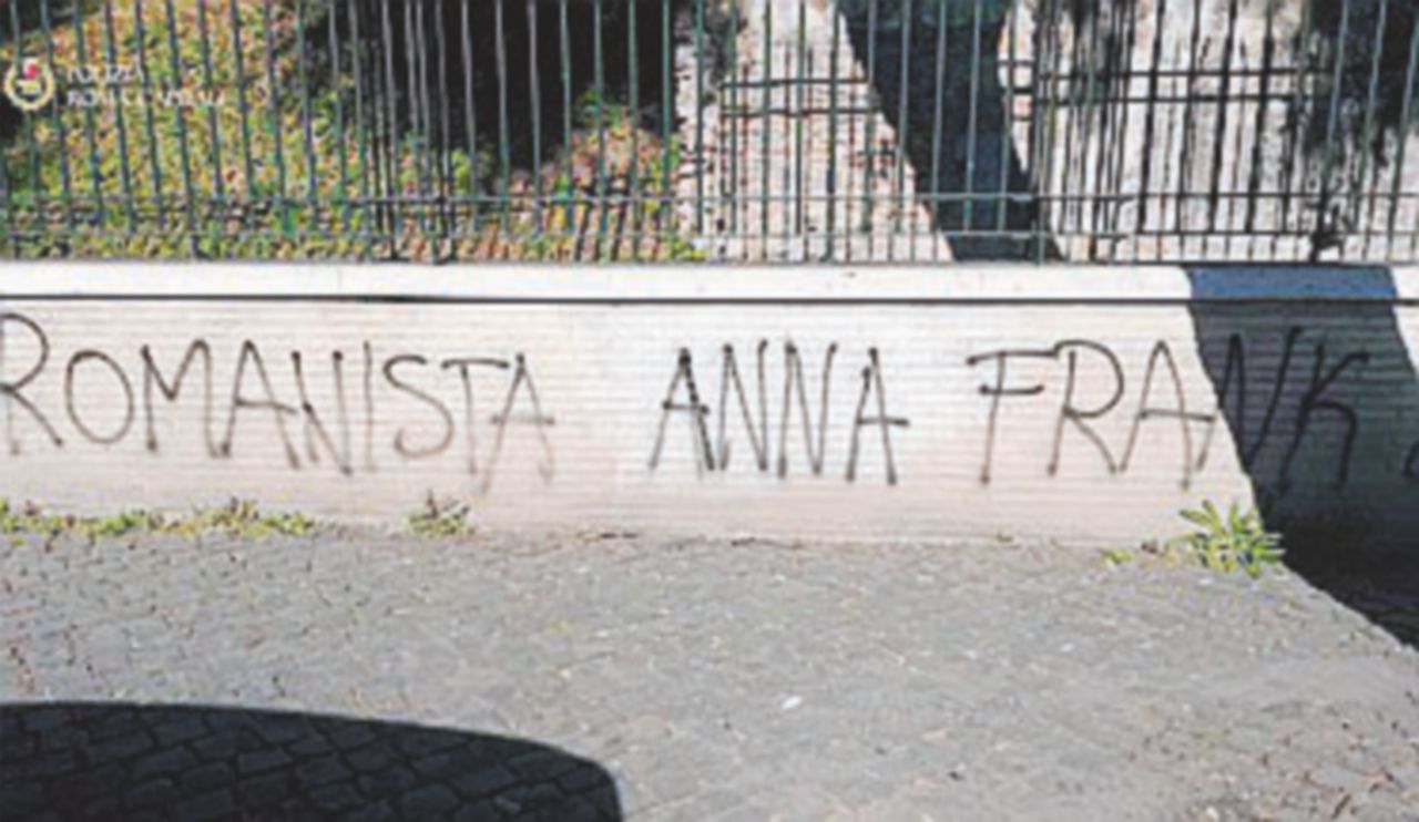 Copertina di Scritta “Romanista Anna Frank” cancellata a Roma