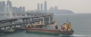 Copertina di La nave cargo russa Seagrand si infila sotto al ponte. La polizia: “Il capitano era ubriaco”. L’incidente ripreso in diretta