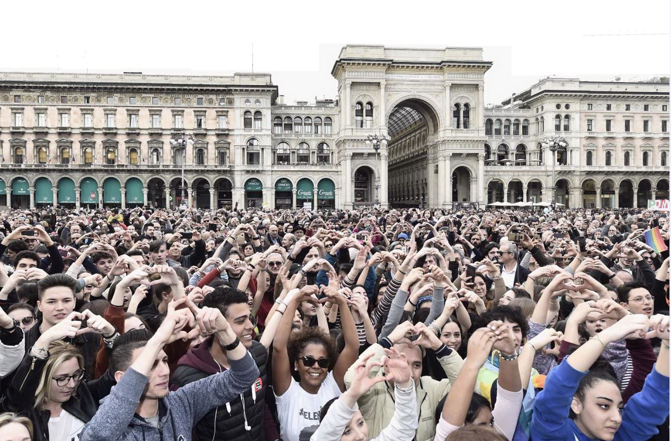 Италию населяло много народностей например. Митинги в Италии. Толпа в Италии. Жители Италии. Население Италии.
