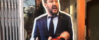 Copertina di Venezia, ritrae Salvini con un bimbo migrante in braccio. La Digos arriva e filma tutto