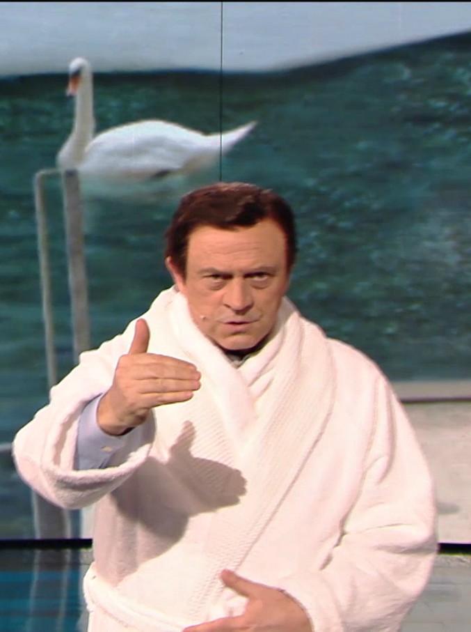 Copertina di Fratelli di Crozza, Calenda dopo il lago ghiacciato: “Contenuti politici? Le idee le prendo dal cestone del ‘tutto a 1 euro'”