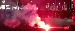 Copertina di Derby Lazio-Roma, sassaiola e bombe carta prima dell’inizio della partita: poliziotto ferito alla testa