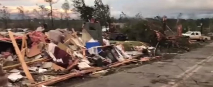 Tornado si abbatte sull’Alabama: “Ventitré morti, bilancio può aggravarsi”