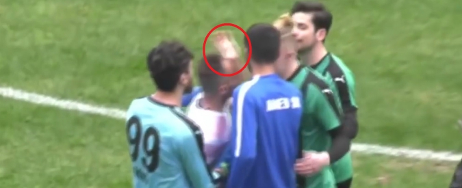 Copertina di Entra in campo con una lametta e aggredisce i giocatori avversari: calciatore indagato. Il video che lo incastra