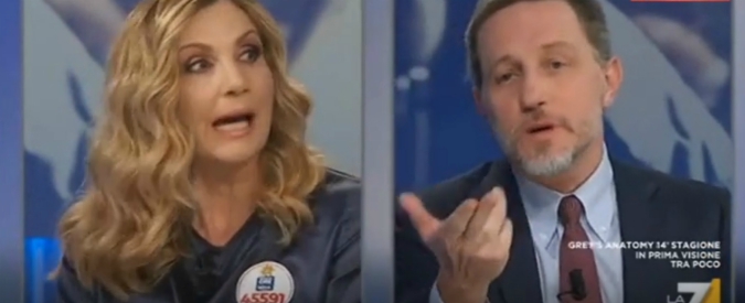 Copertina di Lorella Cuccarini, gaffe dalla Gruber: “In Italia non votavamo da 10 anni”. Battibecco con Giannini su razzismo nel Paese