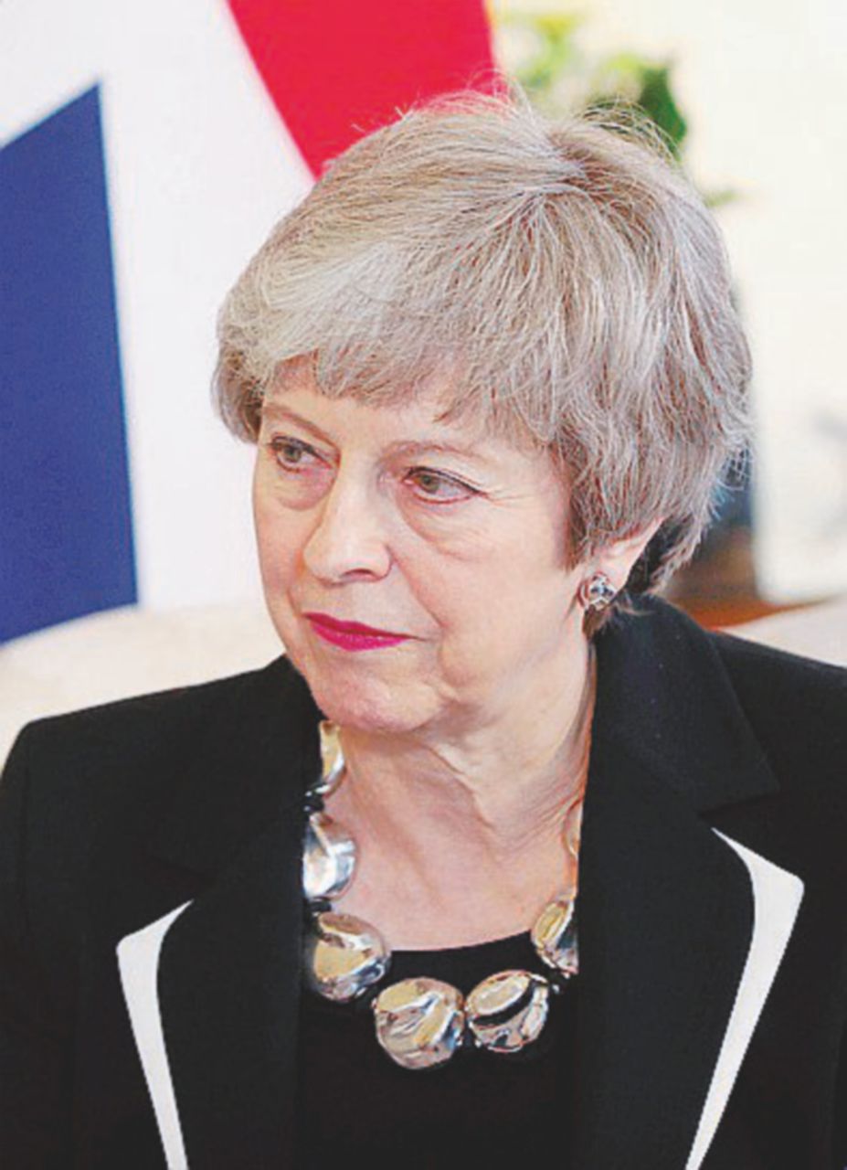 La “mazzetta” di Theresa: Brexit, May accusata di comprare i voti Labour