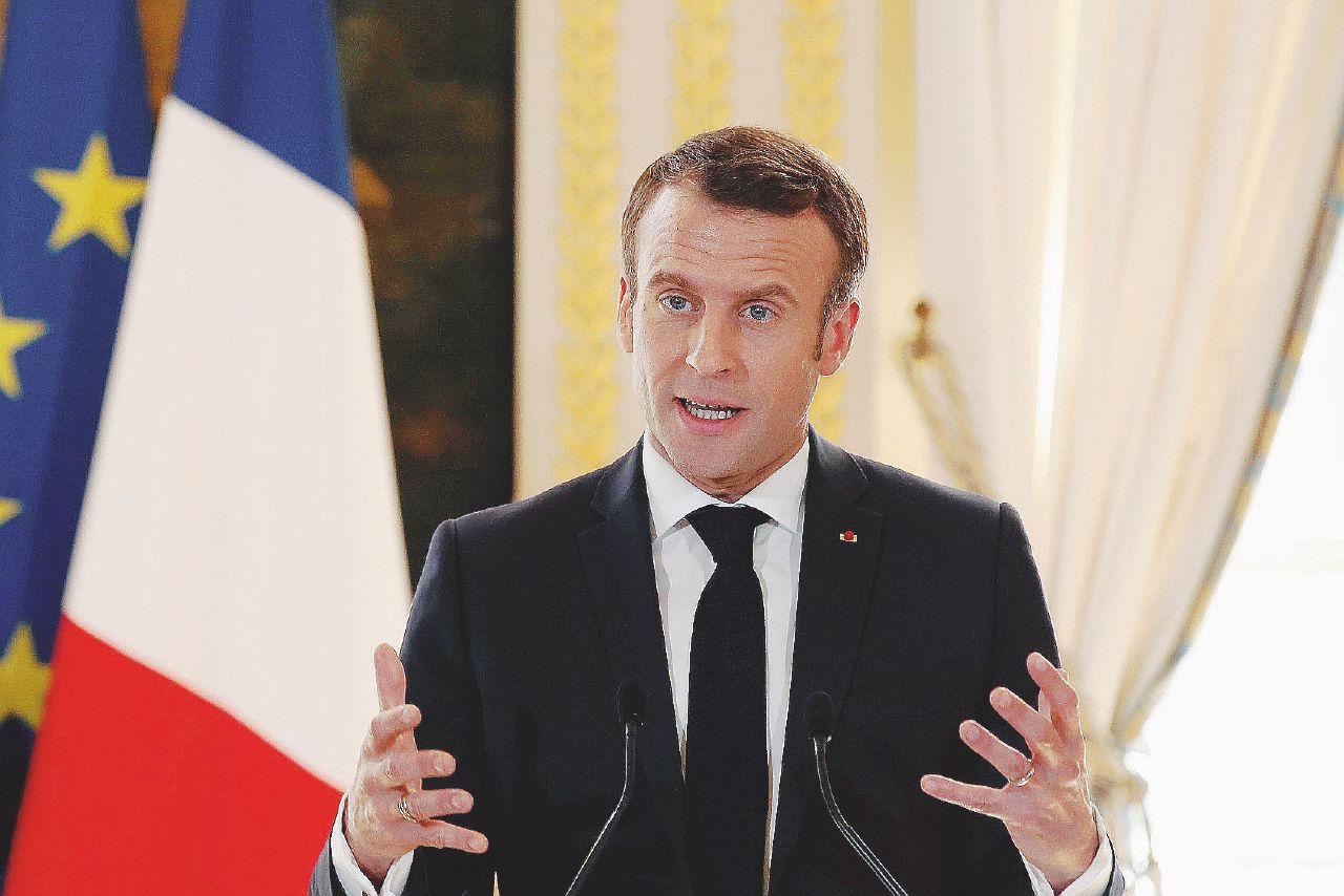 Molto poco “amour” - Il presidente francese Emmanuel Macron, da sempre scettico sull’opera Da Parigi zero fondi Macron non lo vuole e scarica su Roma