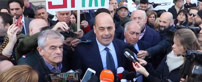 Copertina di Zingaretti parla di Tav ma inciampa sul congiuntivo: “Quello che chiediamo è che i bandi non si interrompino…”