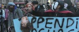 Copertina di Torino, anarchici in corteo dopo sgombero dell’asilo: bambole decapitate davanti al negozio del marito di Appendino
