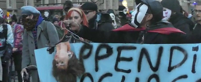 Copertina di Torino, anarchici in corteo dopo sgombero dell’asilo: bambole decapitate davanti al negozio del marito di Appendino