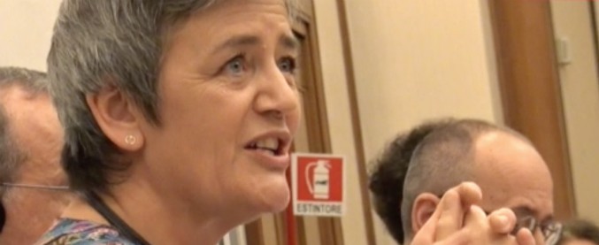 Copertina di Truffati banche, la commissaria Vestager: “Ue favorevole a fondo ristoro dei risparmiatori ma vigiliamo su aiuti di Stato e attendiamo chiarimenti dall’Italia”