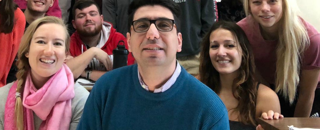 Copertina di “Negli Usa faccio il dottorato in Italianistica. Qui in classe niente cellulare e nessuno che copia”