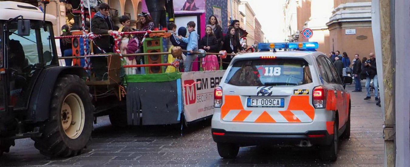 Bologna, bimbo scivola e cade dal carro di carnevale: è in gravi condizioni