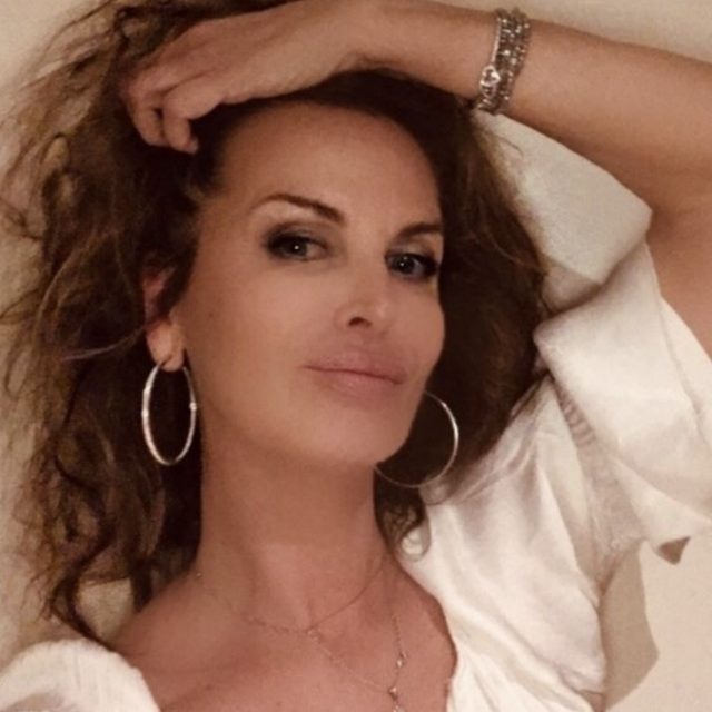 Dalila Di Lazzaro: “Ho perso mio figlio, poi la carriera con un incidente aereo e per una buca sono stata costretta a letto per anni”
