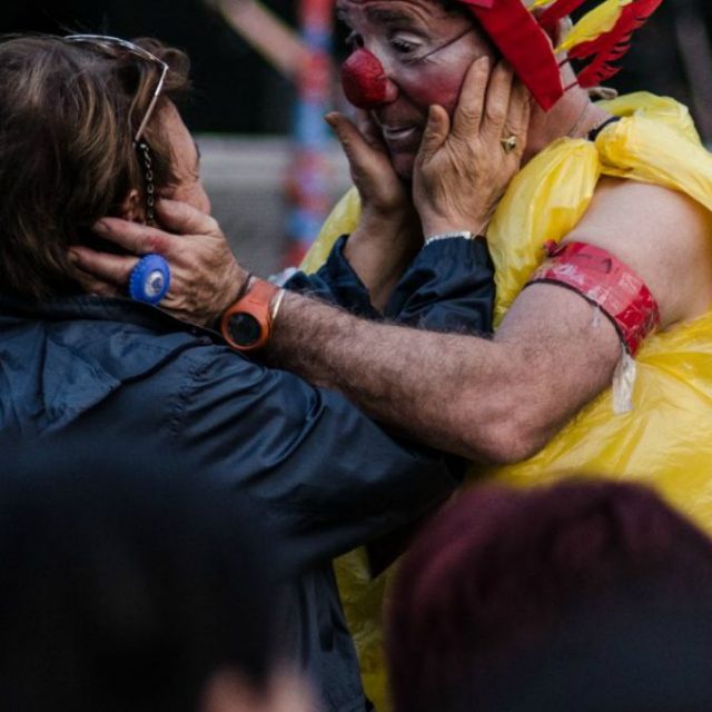 Milano Clown Festival, l’evento popolare in scena per le strade dei quartieri: “Diventare clown vuol dire smettere di fingere”