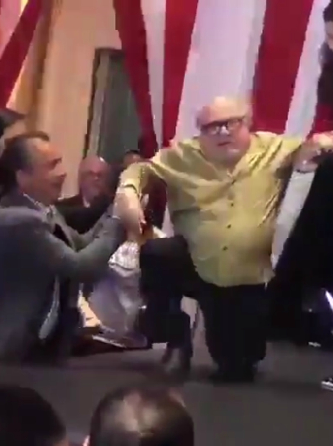 Copertina di Danny DeVito, la presentazione di “Dumbo” inizia malissimo: l’attore sale sul palco ma viene tradito dai gradini