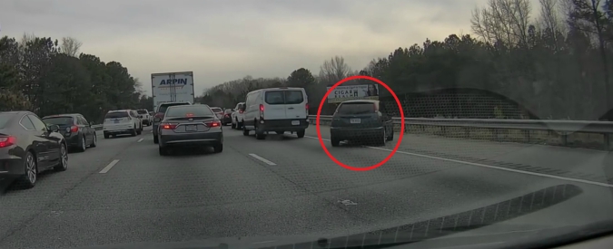 Copertina di Quando il karma è istantaneo e ti punisce: le auto superano la coda sulla corsia d’emergenza ma per loro va a finire male