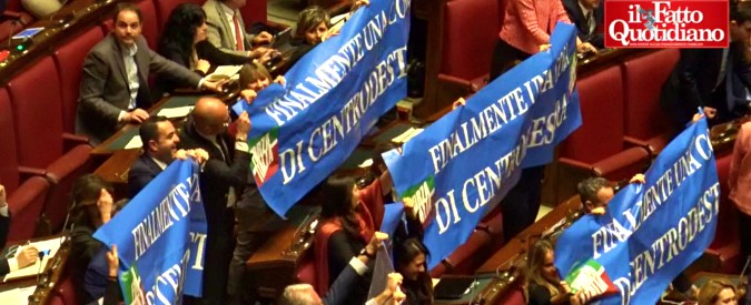 Copertina di Legittima difesa, la Camera approva. Ovazione Lega e cartelli di Forza Italia, M5s in silenzio. E il Pd lo applaude sarcastico